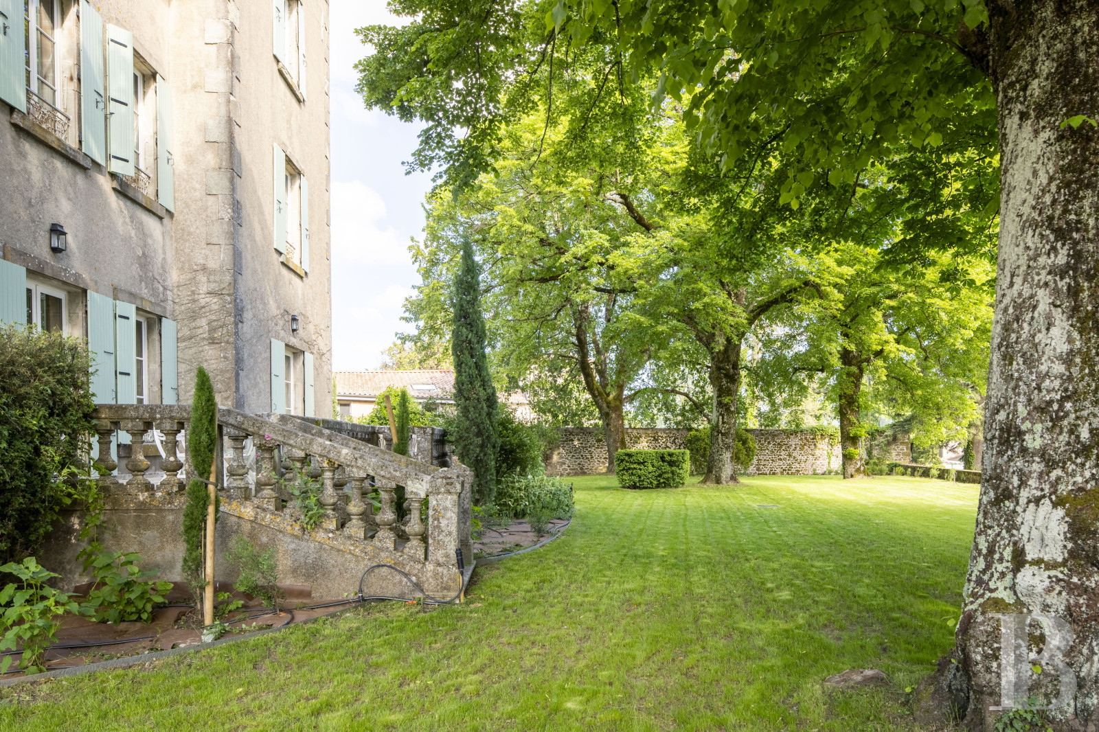 En Ardèche, à Vernoux-en-Vivarais, une maison du 19e siècle et son jardin dominant les reliefs - photo  n°5